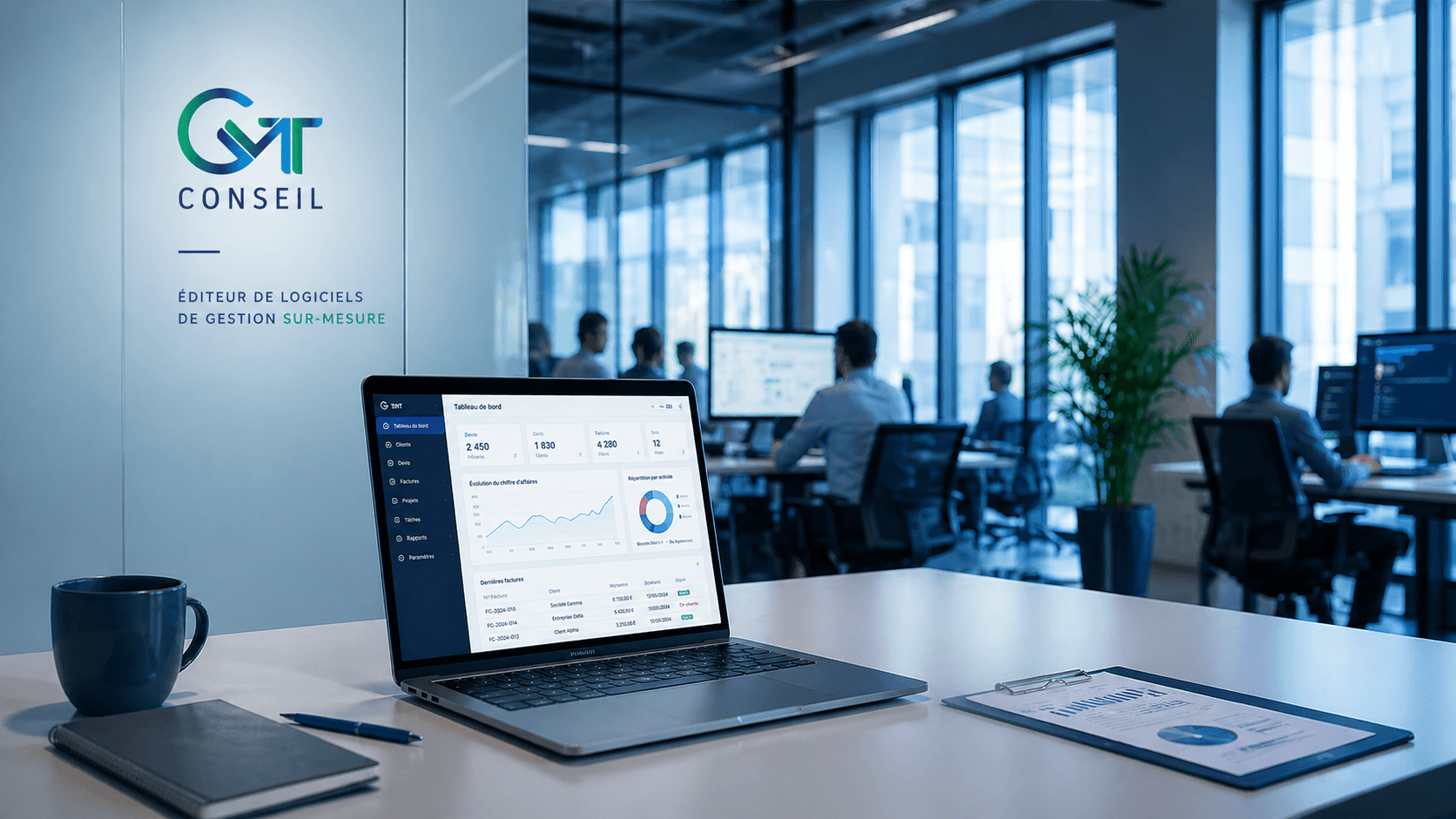 Bureau moderne avec employés travaillant sur des solutions informatiques sur mesure